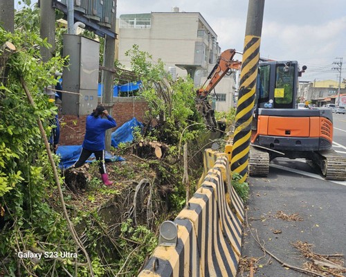 台南鋸樹, 台南怪手破碎機整地, 台南怪手建地整地費用, 台南怪手空地整地費用, 台南怪手整地, 台南怪手山坡地整地費用, 台南土方開挖, 
                    台南農地整地, 台南整地填土, 台南環保廢棄物清運, 台南廢棄物清運